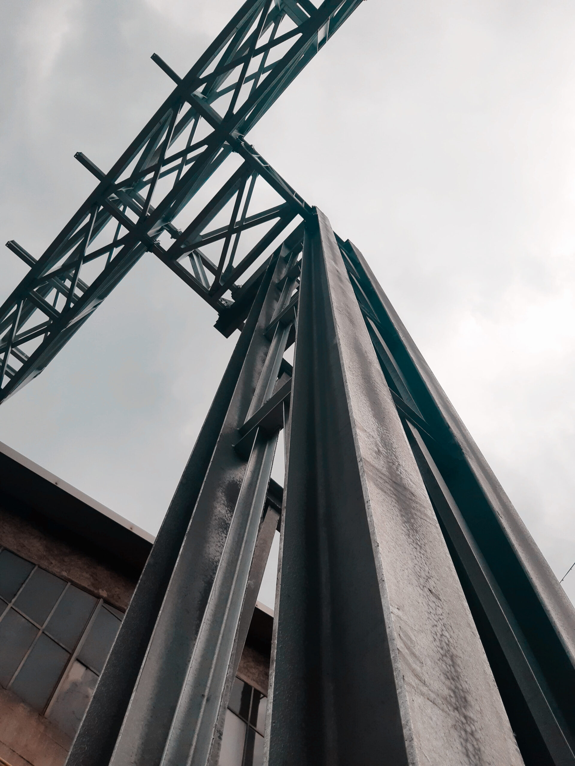 Imponente struttura di carpenteria in acciaio, testimonianza di precisione e robustezza nella realizzazione di progetti industriali relativi alla carpenteria metallica a Brescia.