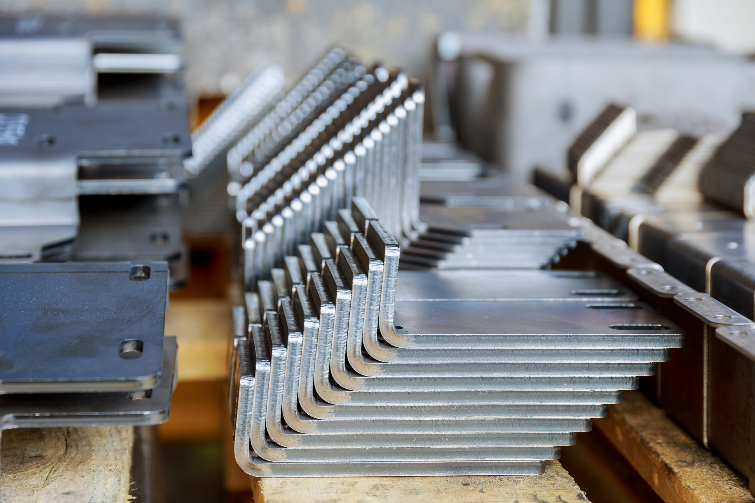 Lamiere piegate con precisione su un bancale: l'arte della carpenteria metallica si traduce in soluzioni su misura, dove forma e funzione si incontrano.